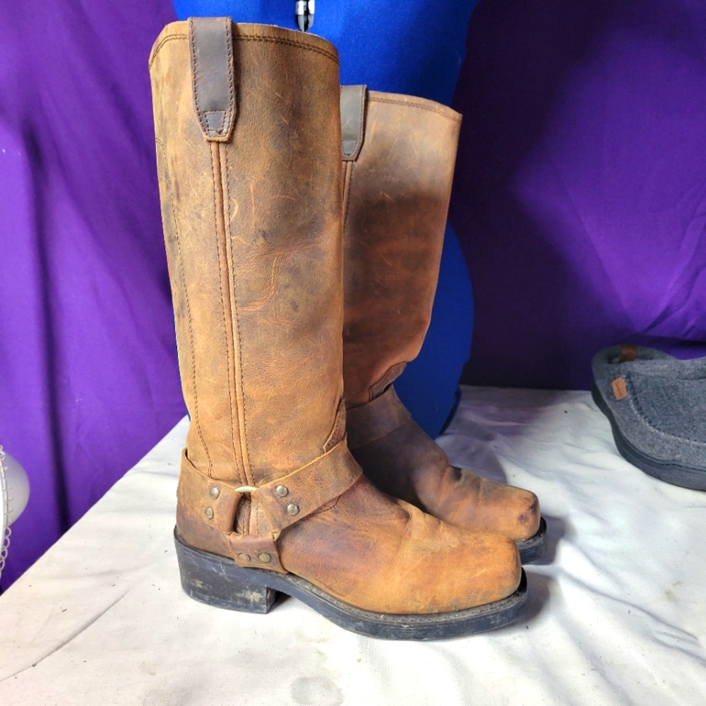 Dingos ladies work boots.